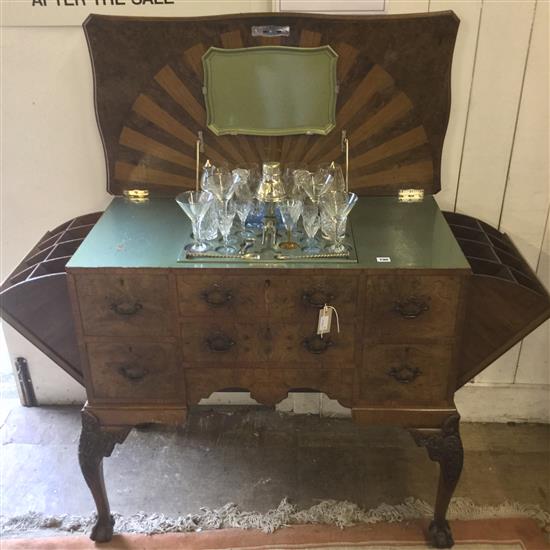 Queen Anne style walnut metamorphic cocktail table